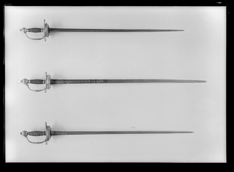 Infanteriofficersvärja med ej ursrungligen samhörande klinga, fäste Stockholm ca 1720-1740 - Livrustkammaren - 52081