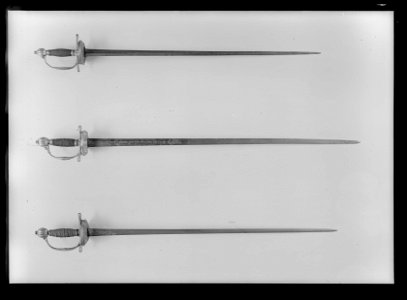 Infanteriofficersvärja med ej ursrungligen samhörande klinga, fäste Stockholm ca 1720-1740 - Livrustkammaren - 52081