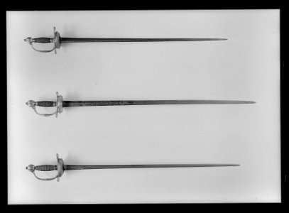 Infanteriofficersvärja med ej ursrungligen samhörande klinga, fäste Stockholm ca 1720-1740 - Livrustkammaren - 43517