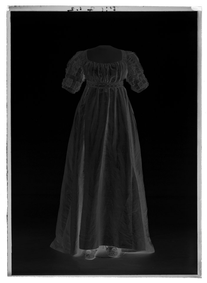 Kröningsklänning tillhörande Hedvig Elisabeth Charlotta - Livrustkammaren - 18514-negative