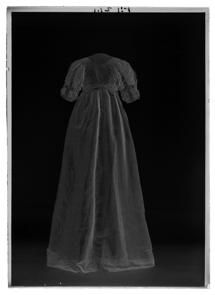 Kröningsklänning tillhörande Hedvig Elisabeth Charlotta - Livrustkammaren - 44196-negative