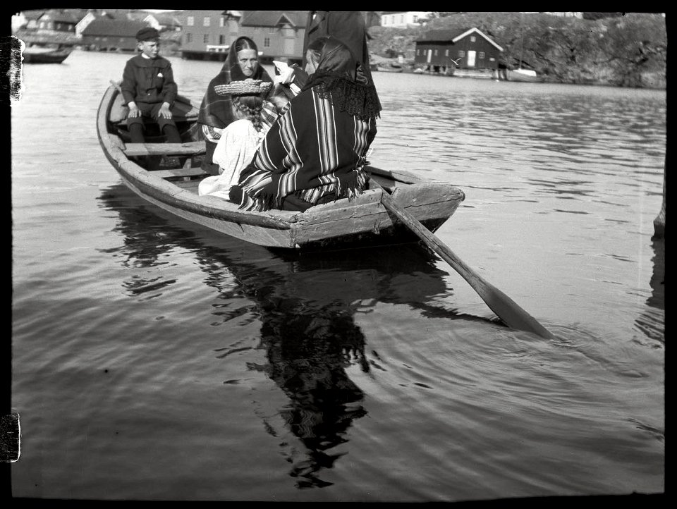 Kyrkfolk i båt - Nordiska Museet - NMA.0054393