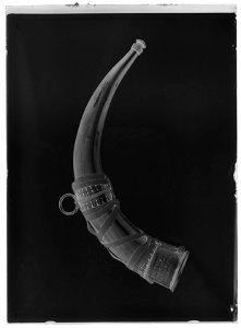 Jakthorn, tillverkat av horn från den siste uroxen i Europa, skjuten i Polen 1620 - Livrustkammaren - 69253-negative