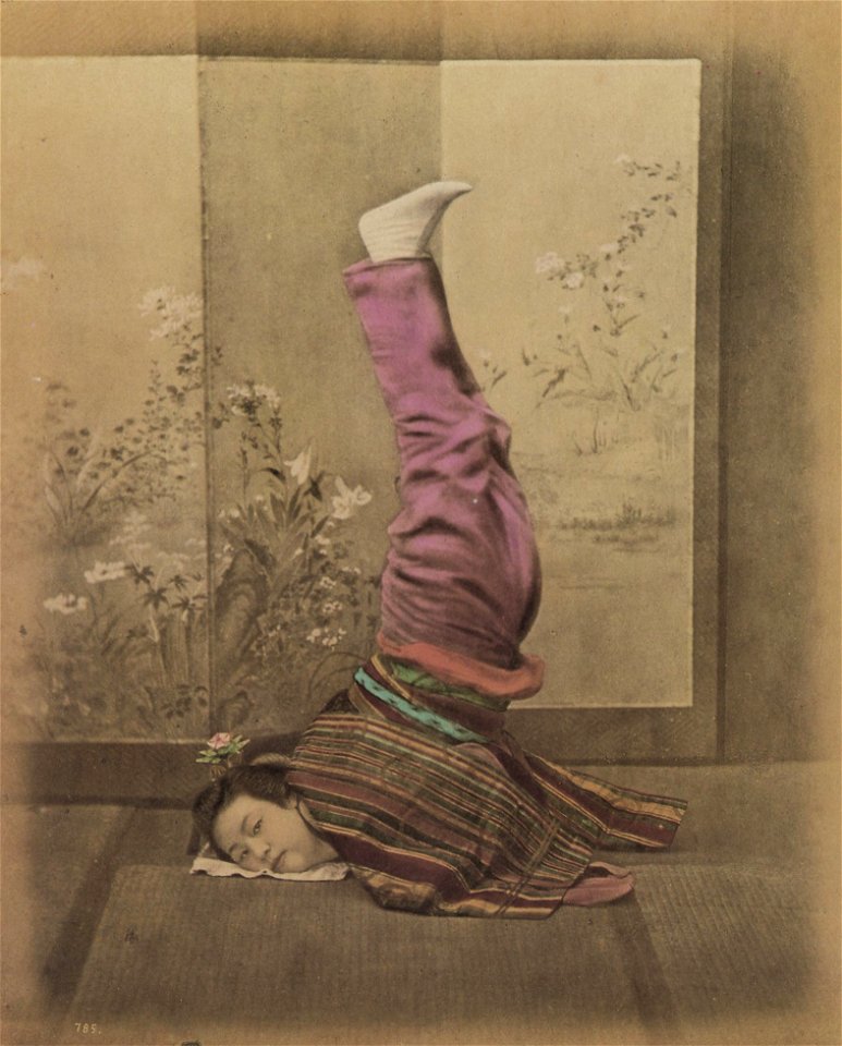 Japanischer Photograph um 1885 - Gymnastik vor dem Paravent (Zeno Fotografie)