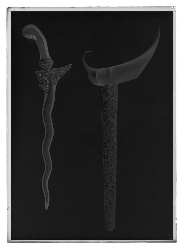 Javanesisk kris, Sumatra-typ, med två baljor nr 5029-5031 och etui 5028, Surakarta 1835 - Livrustkammaren - 35295-negative