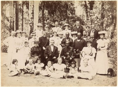 Julius Muller - Gouverneur Warmolt Tonckens en Granman Oseisie en hun gevolg in de Palmentuin van Paramaribo, 1898 - 1902