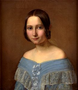 Junge Dame im blauen Spitzenkleid