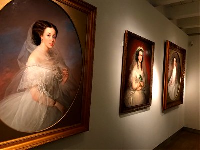 Juwelen - Three portraits of women wearing jewelry