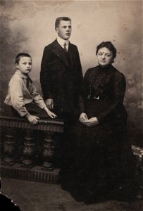 Józefa Kraszewska z synami Januszem i Mieczysławem