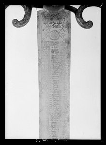 Kalendersvärd, knappen ca 1600, fästet i övrigt 1800-talets mitt , klinga Solingen 1597 - Livrustkammaren - 27056