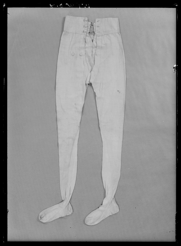 Kalsonger burna av Gustav IV Adolf, tillsammans med uniform, på revolutionsdagen den 13 mars 1809 - Livrustkammaren - 36165