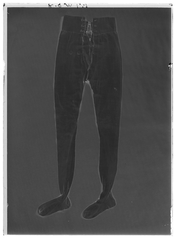Kalsonger burna av Gustav IV Adolf, tillsammans med uniform, på revolutionsdagen den 13 mars 1809 - Livrustkammaren - 36165-negative