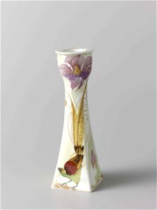 Kandelaar van porselein beschilderd met vogels en bloemen