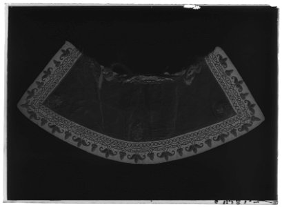 Kappkrage av silverduk, sammet, guld och silverbroderi - Livrustkammaren - 78911-negative