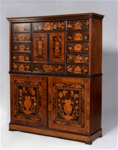 Kast met marqueterie van bloemen, vogels, vlinders, meerminnen en tritons met kinkhorens