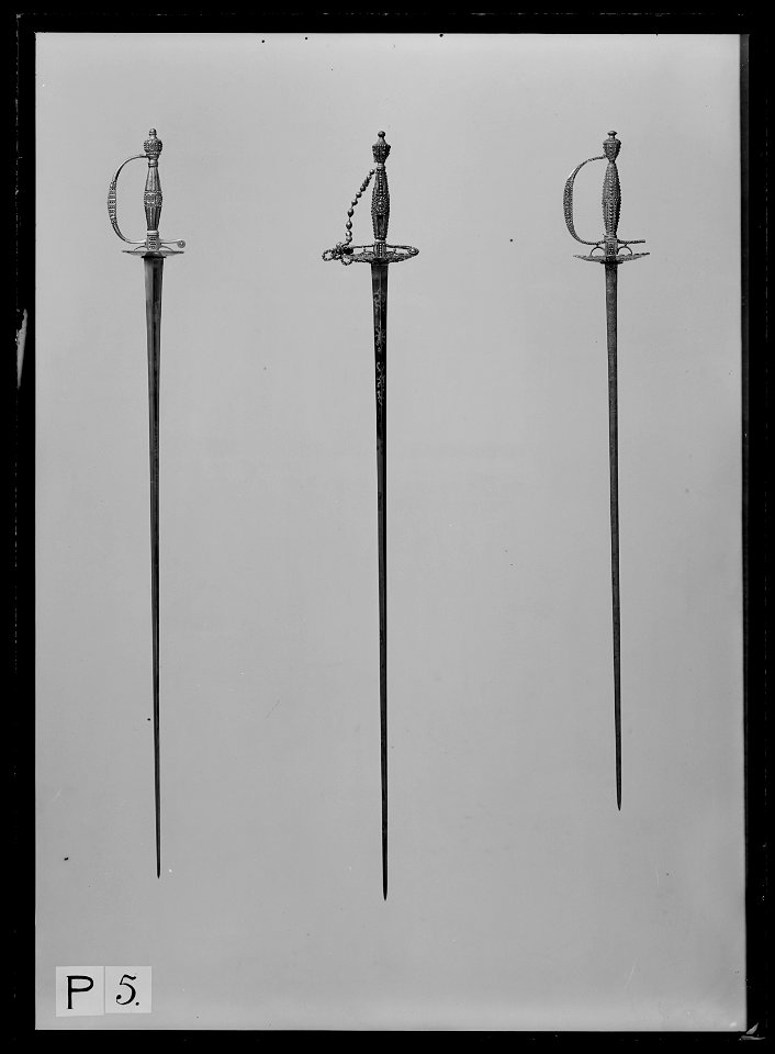 Kavaljersvärja ca 1770-1780, fäste Frankrike, klinga Solingen, s. k. apostlaklinga - Livrustkammaren - 52153