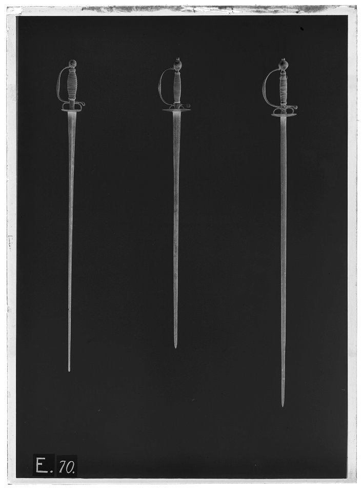 Kavaljersvärja med ej ursprungligen smahörande klinga. Tyskland , ca 1700-1750 - Livrustkammaren - 69274-negative