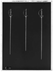 Kavaljersvärja med ej ursprungligen smahörande klinga. Tyskland , ca 1700-1750 - Livrustkammaren - 69274-negative