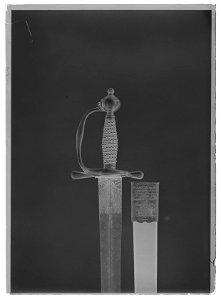Kavalleriofficersvärja med ej ursprungligen samhörande klinga och fäste - Livrustkammaren - 17655-negative