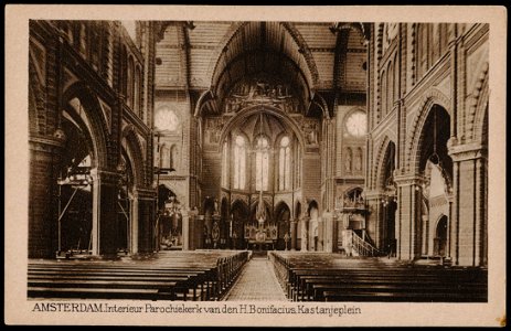Kastanjeplein 10, Interieur R.K. kerk St. Bonifacius. Uitgave Luxe Papierwarenhandel v.h. Roukes & Erhart, Baarn, Afb PRKBB00350000004