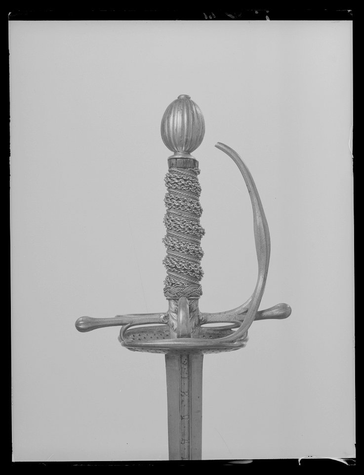 Kavalleriofficersvärja. Fäste Sverige ca 1675, klinga Italien ca 1650-1675 - Livrustkammaren - 36615