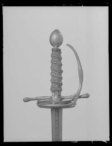 Kavalleriofficersvärja. Fäste Sverige ca 1675, klinga Italien ca 1650-1675 - Livrustkammaren - 36615