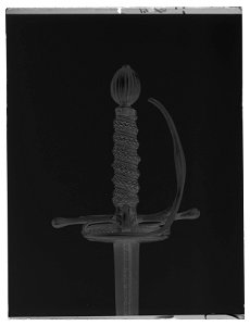 Kavalleriofficersvärja. Fäste Sverige ca 1675, klinga Italien ca 1650-1675 - Livrustkammaren - 36615-negative