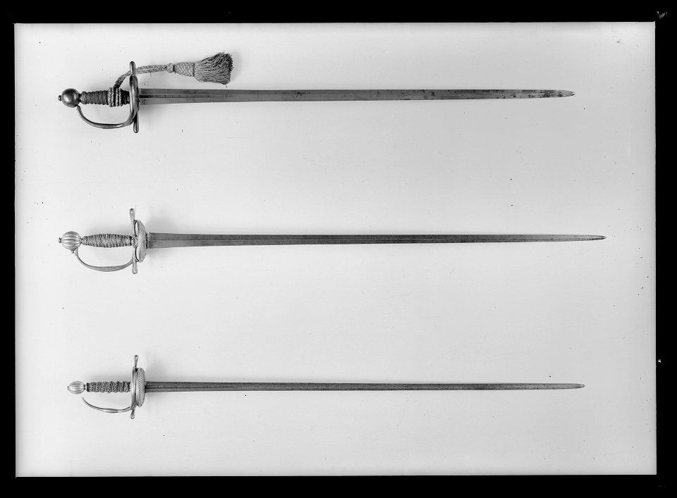 Kavalleriofficersvärja. Fäste Sverige ca 1675, klinga Italien ca 1650-1675 - Livrustkammaren - 43521