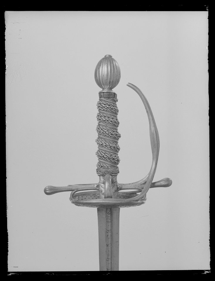 Kavalleriofficersvärja. Fäste Sverige ca 1675, klinga Italien ca 1650-1675 - Livrustkammaren - 79419