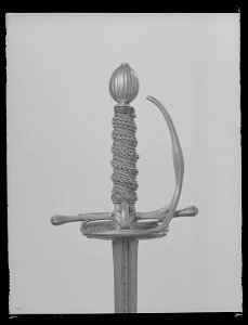 Kavalleriofficersvärja. Fäste Sverige ca 1675, klinga Italien ca 1650-1675 - Livrustkammaren - 79419
