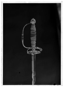 Kavaljersvärja, fäste Japan ca 1730, s.k. Tonkin-arbete eller shakudo, klingan europeisk ca 1730 - Livrustkammaren - 43189-negative