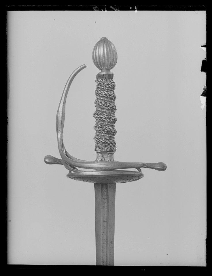 Kavalleriofficersvärja. Fäste Sverige ca 1675, klinga Italien ca 1650-1675 - Livrustkammaren - 45173