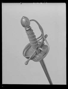 Kavalleriofficersvärja. Fäste Sverige ca 1675, klinga Italien ca 1650-1675 - Livrustkammaren - 28054