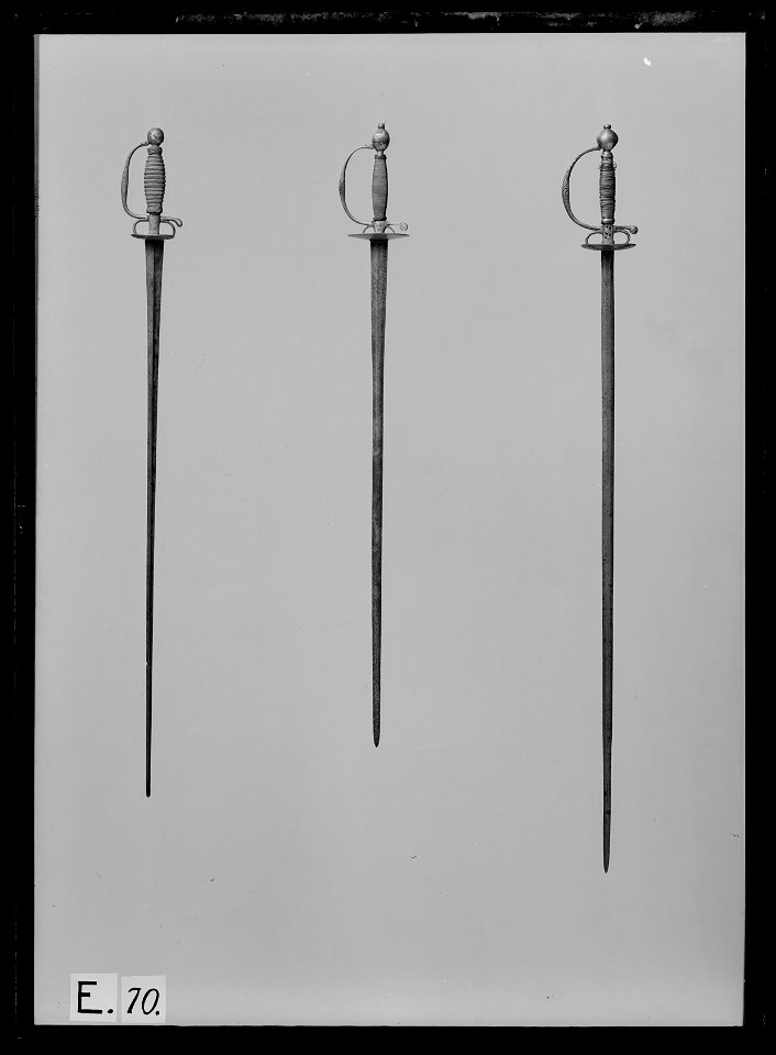 Kavaljersvärja med ej ursprungligen smahörande klinga. Tyskland , ca 1700-1750 - Livrustkammaren - 69274