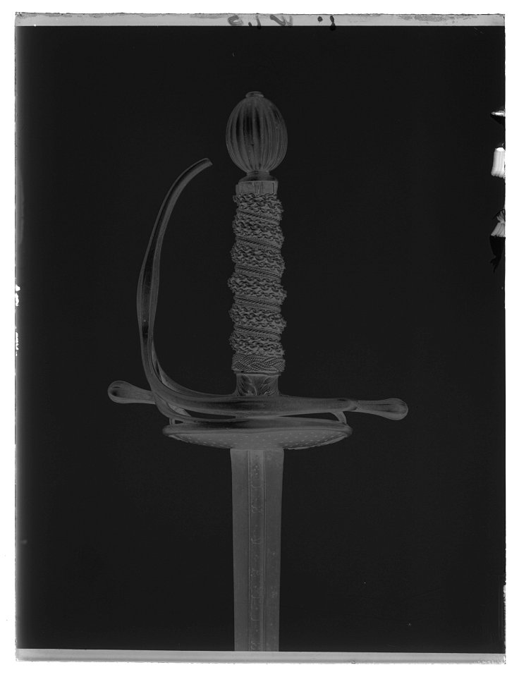 Kavalleriofficersvärja. Fäste Sverige ca 1675, klinga Italien ca 1650-1675 - Livrustkammaren - 45173-negative