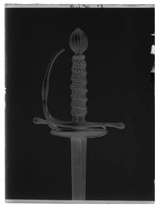 Kavalleriofficersvärja. Fäste Sverige ca 1675, klinga Italien ca 1650-1675 - Livrustkammaren - 45173-negative