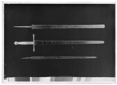 Kavaljersvärja, fäste Japan ca 1730, s.k. Tonkin-arbete eller shakudo, klingan europeisk ca 1730 - Livrustkammaren - 26055-negative