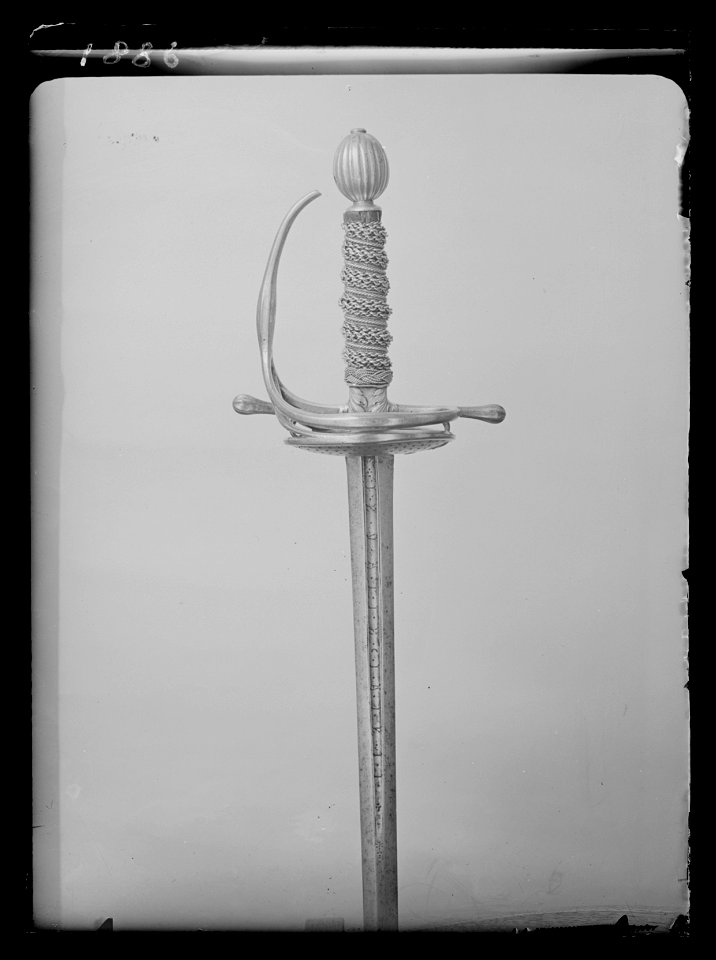 Kavalleriofficersvärja. Fäste Sverige ca 1675, klinga Italien ca 1650-1675 - Livrustkammaren - 54128