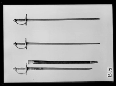 Kavalleriofficersvärja av efterkarolinsk grundtyp, fäste 1700-talets mitt, klinga m: 1779 - Livrustkammaren - 17893