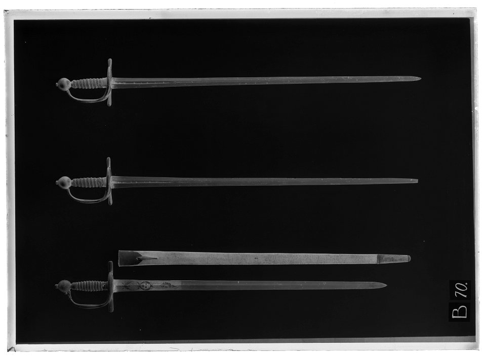 Kavalleriofficersvärja av efterkarolinsk grundtyp, fäste 1700-talets mitt, klinga m: 1779 - Livrustkammaren - 17893-negative