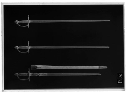 Kavalleriofficersvärja av efterkarolinsk grundtyp, fäste 1700-talets mitt, klinga m: 1779 - Livrustkammaren - 17893-negative
