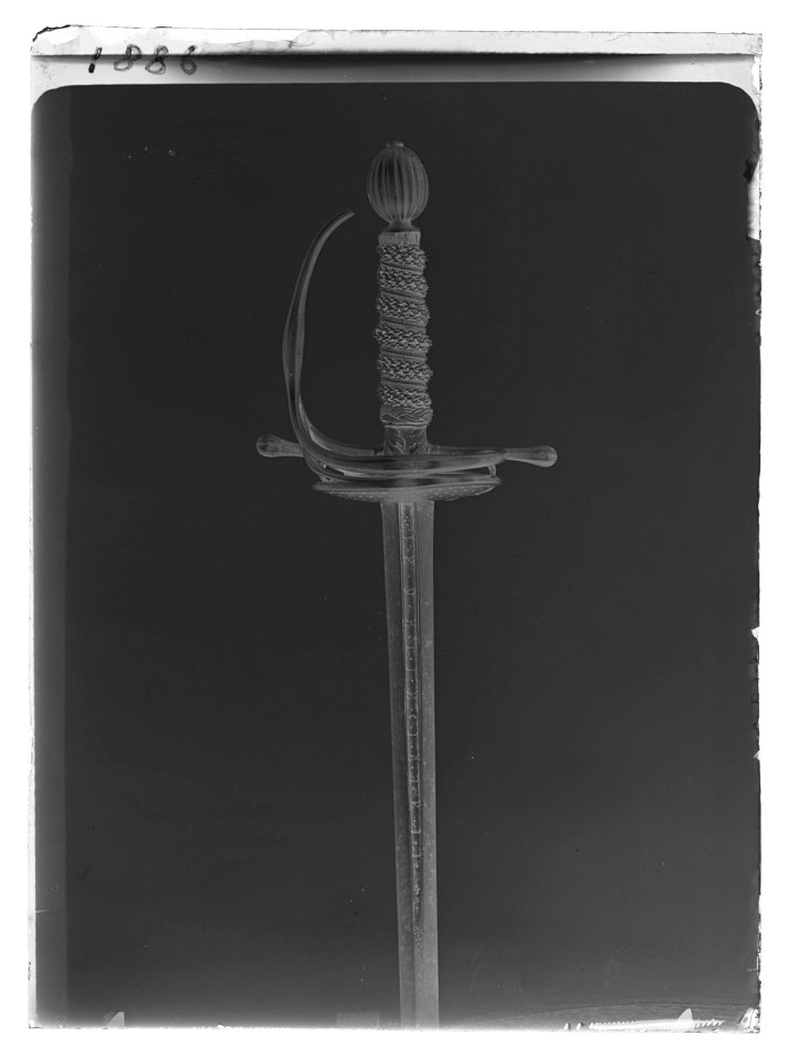 Kavalleriofficersvärja. Fäste Sverige ca 1675, klinga Italien ca 1650-1675 - Livrustkammaren - 54128-negative