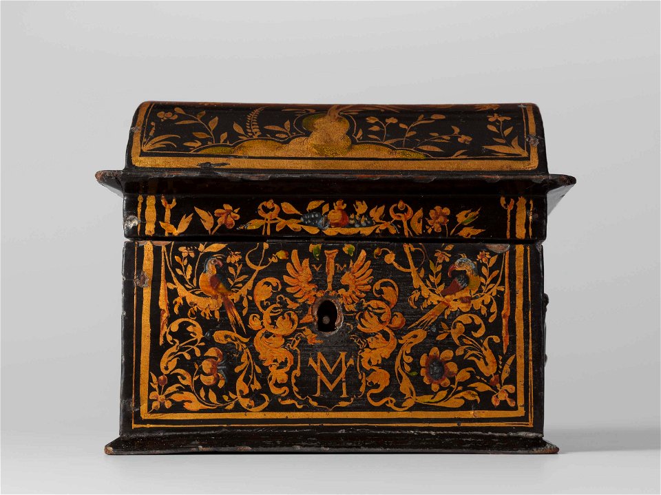 Kist, beschilderd met bladranken, bloemen, vogels en een wapenschild met het monogram VM