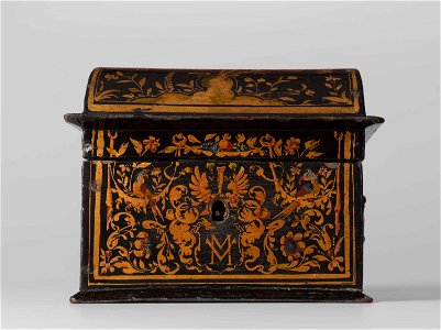 Kist, beschilderd met bladranken, bloemen, vogels en een wapenschild met het monogram VM
