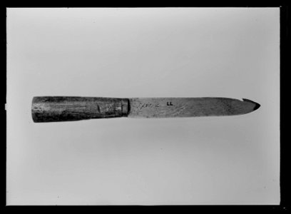Kniv skaft av ljusbrunt trä med ovalt tvärsnitt, på ovansidan rombisk stålplatta - Livrustkammaren - 27707