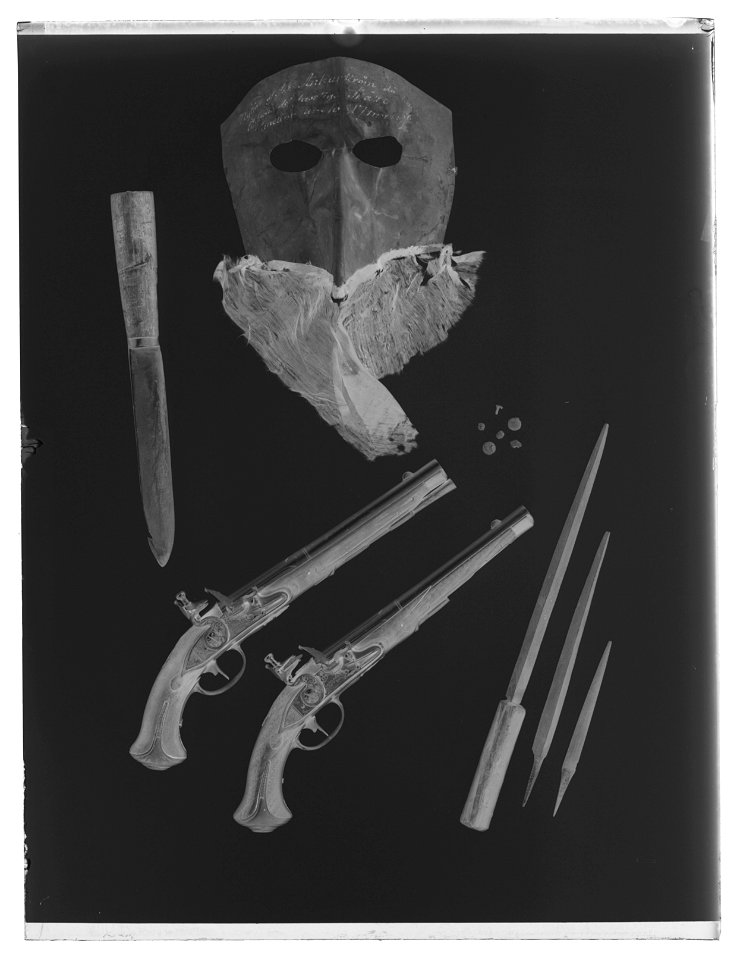 Kniv skaft av ljusbrunt trä med ovalt tvärsnitt, på ovansidan rombisk stålplatta - Livrustkammaren - 19625-negative