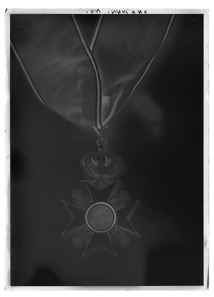 Kommendörskors med svärd, norska S:t Olavsorden, m:1847 - Livrustkammaren - 17677-negative