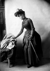 Konstnären och fotografen Severin Nilsons hustru Rosalie Platzman-Eberstein elegant klädd - Nordiska Museet - NMA.0052553