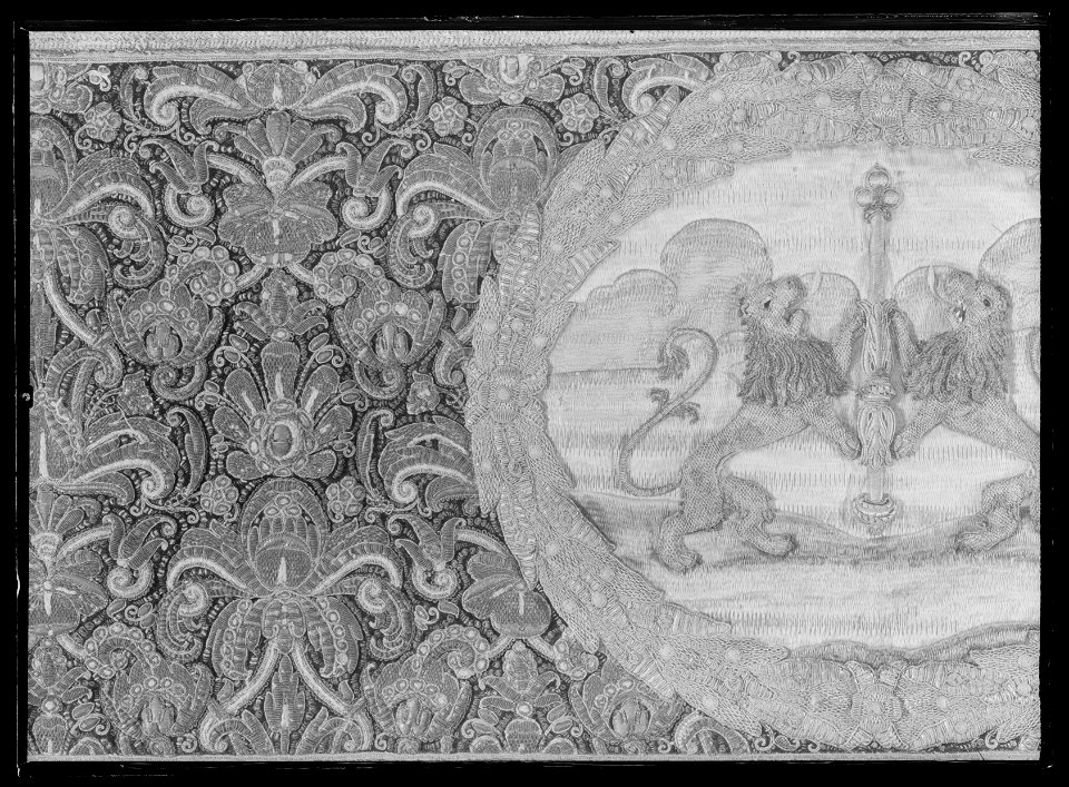 Kristina kröningshimlen gjord på 1640-talet i Paris av siden, linne, pärlor, guld och silver - Livrustkammaren - 70481