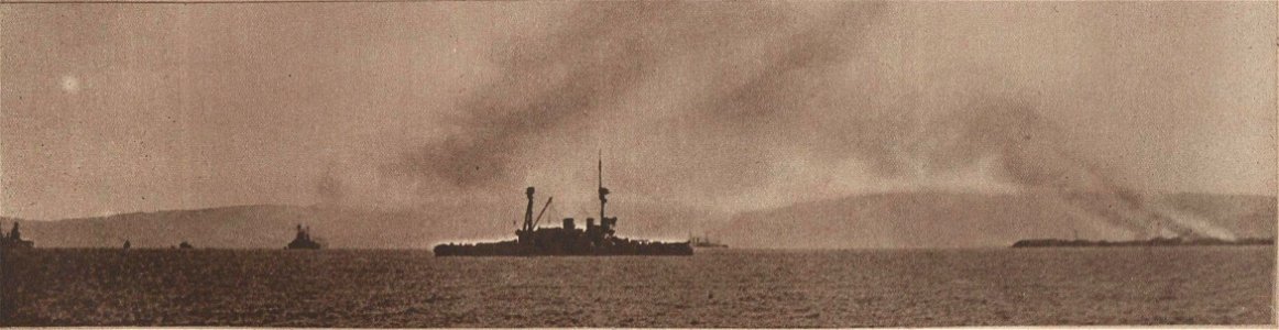 La flotte alliee dans les Dardanelles bombardant les forts turcs en 1915